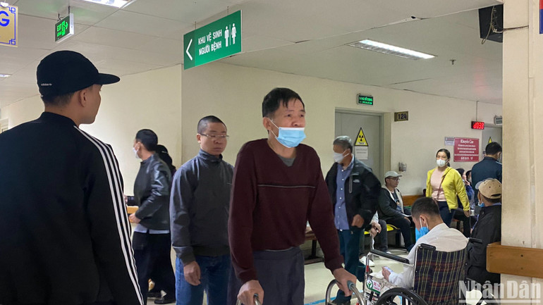 Một số bệnh nhân bày tỏ hoang mang khi bệnh viện tạm dừng mổ phiên.