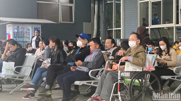 Bệnh nhân chờ làm các xét nghiệm lâm sàng sáng 2/3.