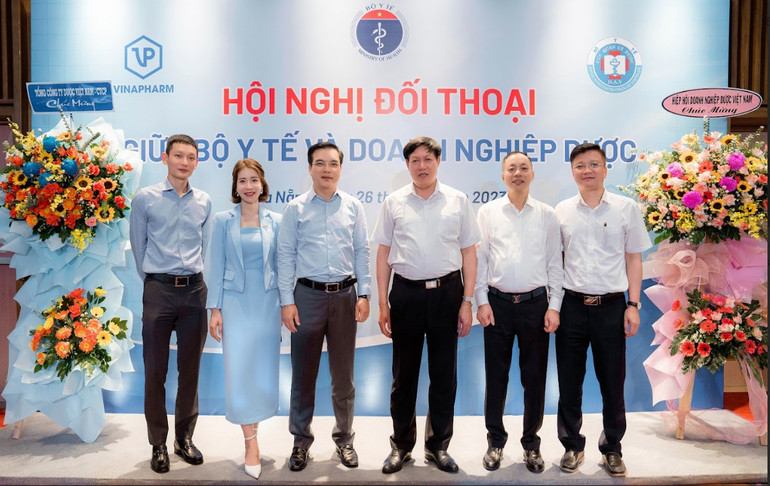 Thứ trưởng thường trực Y tế Đỗ Xuân Tuyên và một số đại biểu tham dự hội nghị. (Ảnh: BẢO TRUNG)