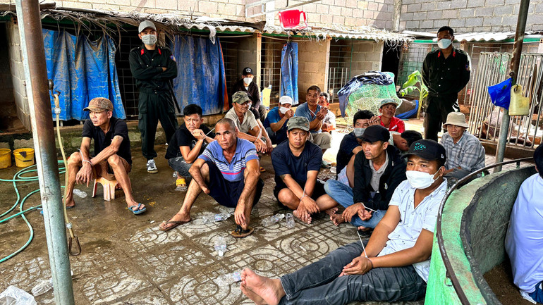 Lực lượng công an bắt giữ khoảng 70 đối tượng ngay tại hiện trường.