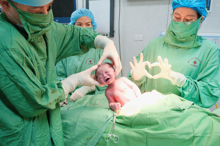 Ca phẫu thuật do Thạc sĩ, bác sĩ chuyên khoa II Trần Ngọc Đính - Trưởng khoa Tự nguyện D5 trực tiếp thực hiện. Ca phẫu thuật do Thạc sĩ, bác sĩ chuyên khoa II Trần Ngọc Đính - Trưởng khoa Tự nguyện D5 trực tiếp thực hiện.