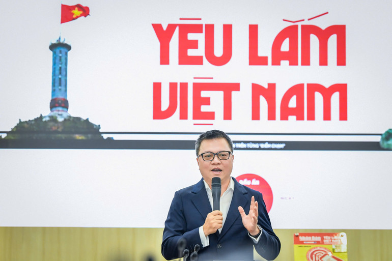 Tổng Biên tập Lê Quốc Minh chia sẻ về dự án. Tổng Biên tập Lê Quốc Minh chia sẻ về dự án.