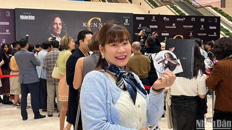 Chị Lê Thị Quỳnh, giảng viên Học viện Âm nhạc Quốc gia Việt Nam hạnh phúc khi là một trong những người đầu tiên sở hữu CD có chữ ký của thần tượng Kenny G.