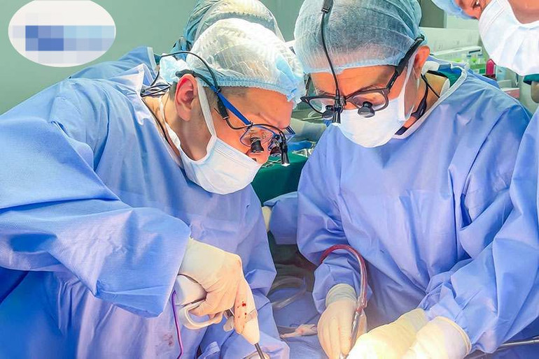 Tiến sĩ, bác sĩ Nguyễn Hoàng Đức (bên trái) cùng các cộng sự khoa Tiết niệu, Phẫu thuật mạch máu, Phẫu thuật Gan Mật Tụy, phẫu thuật cho chị Ánh.