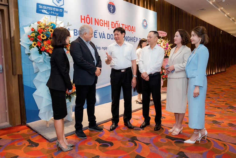 Thứ trưởng Y tế Đỗ Xuân Tuyên trao đổi với lãnh đạo các doanh nghiệp dược bên lề hội nghị đối thoại.