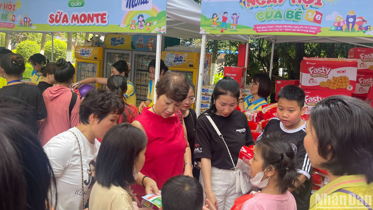 Hàng chục nghìn quà được tặng cho các em nhỏ nằm điều trị nội trú. Hàng chục nghìn quà được tặng cho các em nhỏ nằm điều trị nội trú.