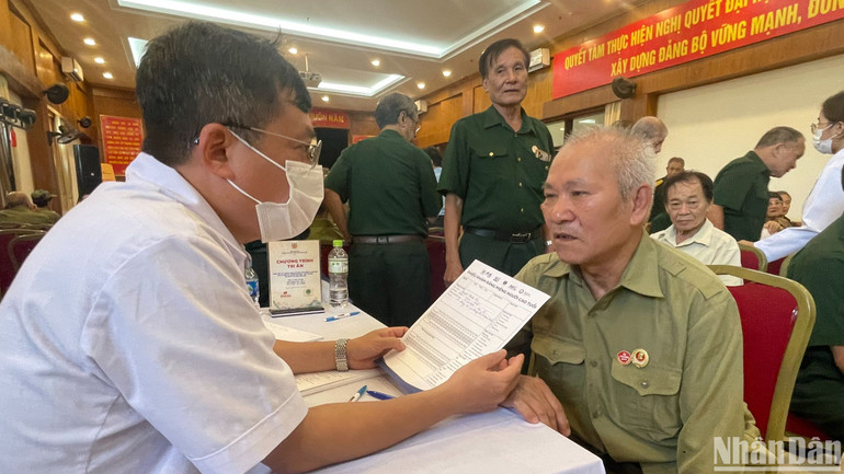 Bác sĩ tư vấn cho ông Nguyễn Trịnh Ân.