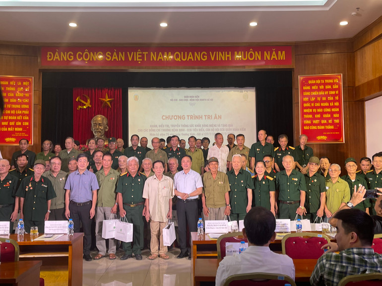 Hội Cựu chiến binh, Ban Chỉ huy Quân sự quận Hoàn Kiếm, Bệnh viện Răng Hàm Mặt Trung ương (Hà Nội) trao quà cho các cựu chiến binh.