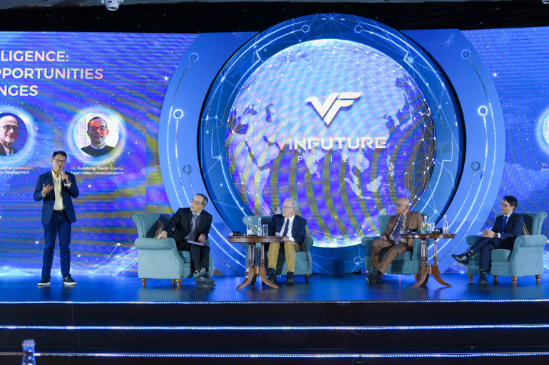 Tiến sĩ Bùi Hưng Hải, Tổng Giám đốc của VinAI (Việt Nam) trao đổi tại phiên thảo luận. Tiến sĩ Bùi Hưng Hải, Tổng Giám đốc của VinAI (Việt Nam) trao đổi tại phiên thảo luận.