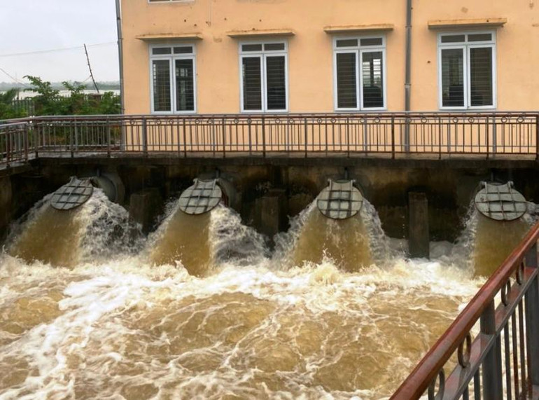 Công ty TNHH MTV sông Chu vận hành trạm bơm Đồng Ngâu, bơm tiêu thoát nước bảo vệ cây trồng, khu dân cư.