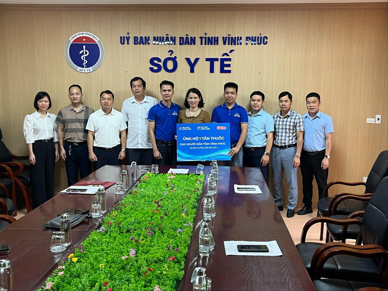 Đại diện Sở Y Tế tỉnh Vĩnh Phúc tiếp nhận 1 tấn thuốc từ FPT Long Châu.