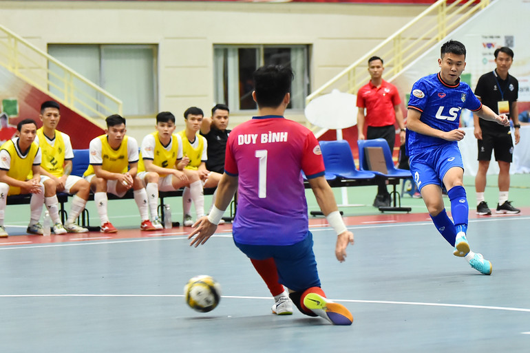 Một trong các cơ hội đó được Từ Minh Quang chuyển hóa thành bàn mở tỷ số sau tình huống đỡ bóng trượt của cầu thủ đội khách.