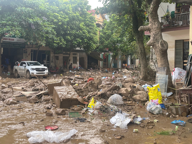 TP Yên Bái ngổn ngang sau cơn lũ lịch sử.