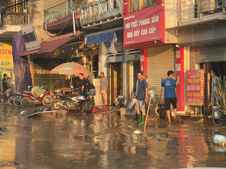 Người dân TP Yên Bái đang cố gắng tái thiết lại cuộc sống sau cơn lũ lịch sử cao 2,5m tại đây.