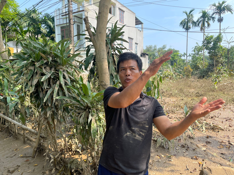 Căn nhà phía sau anh Nguyễn Duy Sơn ngập đến sát mép tầng 2.