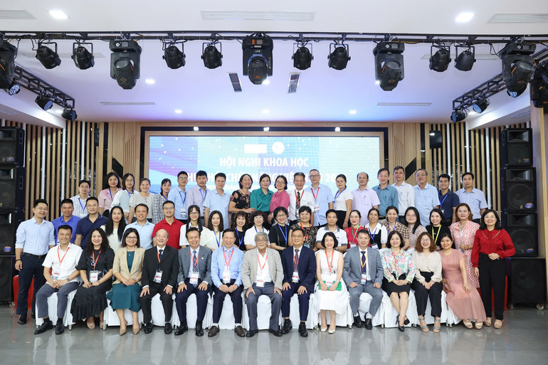 Các đại biểu tham dự chương trình. Các đại biểu tham dự chương trình.