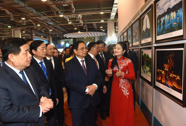 Thủ tướng Phạm Minh Chính và các các đại biểu tham quan triển lãm ảnh. (Ảnh: Trần Hải) Thủ tướng Phạm Minh Chính và các các đại biểu tham quan triển lãm ảnh. (Ảnh: Trần Hải)