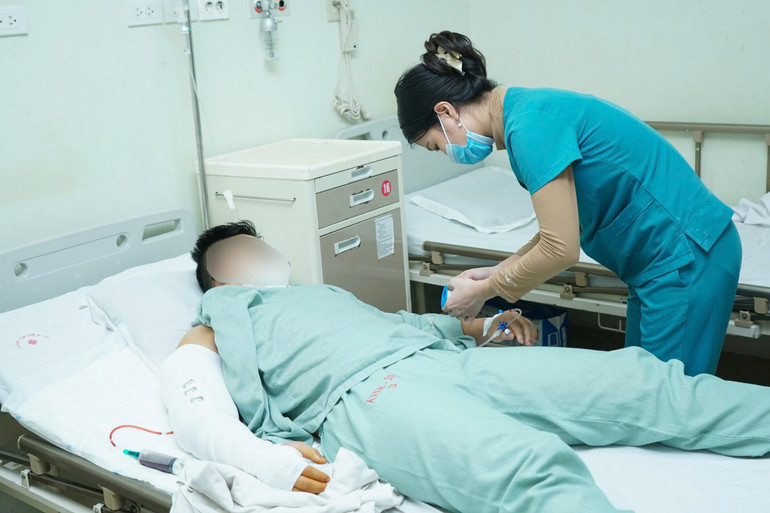 Sau phẫu thuật, nam thanh niên sẽ được các chuyên gia hướng dẫn thực hiện các bài tập vận động phù hợp. Sau phẫu thuật, nam thanh niên sẽ được các chuyên gia hướng dẫn thực hiện các bài tập vận động phù hợp.