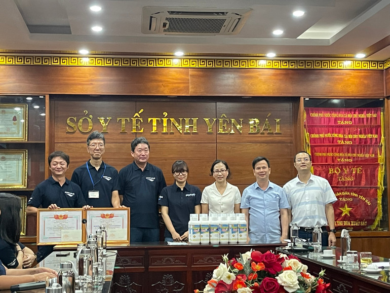 Đoàn tài trợ Nhật Bản trao tặng 100 hộp thuốc diệt muỗi cho Sở Y tế tỉnh Yên Bái.