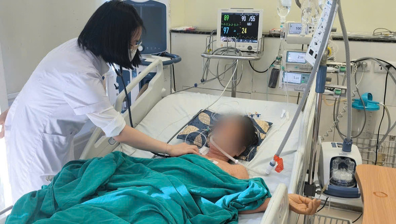 Bác sĩ khám cho bệnh nhân mắc sởi.