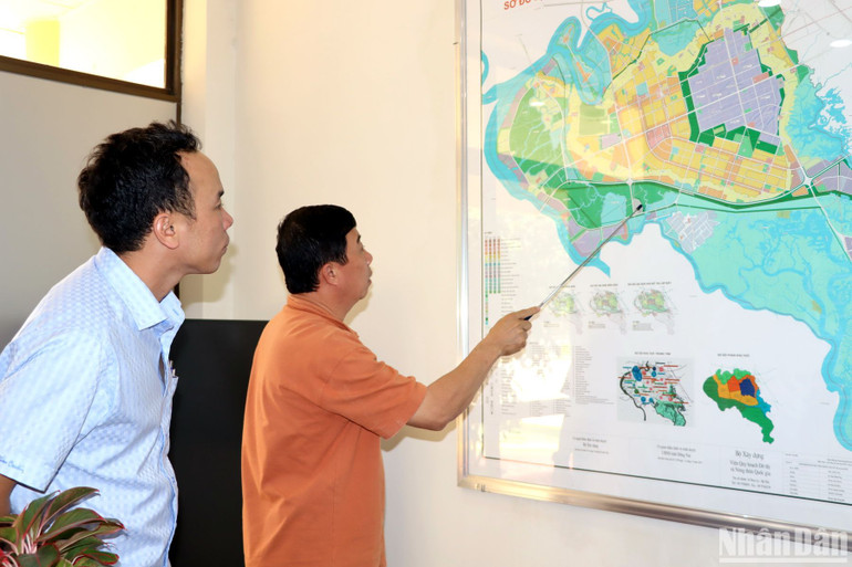 Đồng chí Lê Thành Mỹ giới thiệu quy hoạch phát triển đô thị mới Nhơn Trạch.