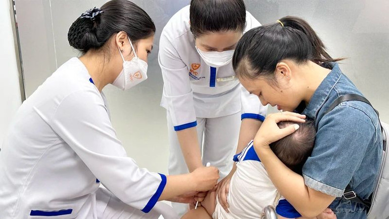 Bác sĩ khuyến cáo cha mẹ cần đưa con đi tiêm phòng viêm màng não đầy đủ.