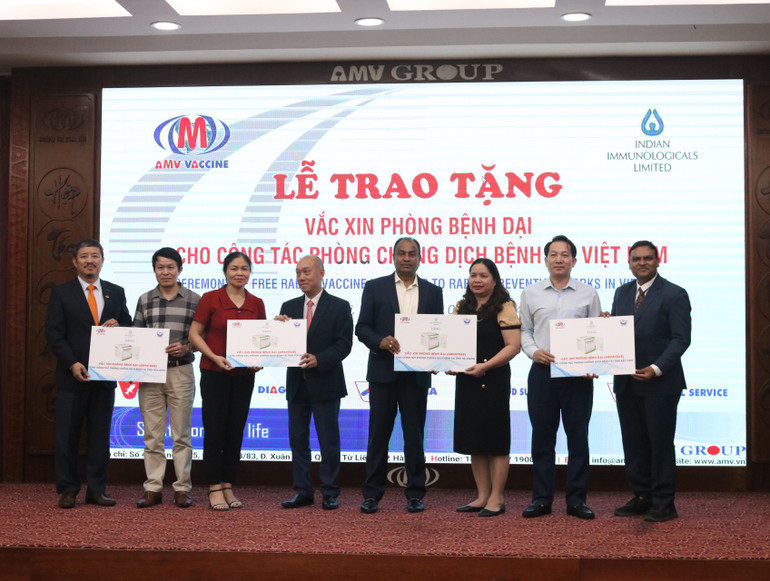 CDC các địa ph ương tiếp nhận vaccine phòng bệnh dại để tiêm miễn phí cho người nghèo, người ở vùng sâu và trẻ em dưới 6 tuổi.