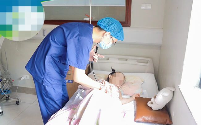 Bé gái đang bình phục sức khỏe.