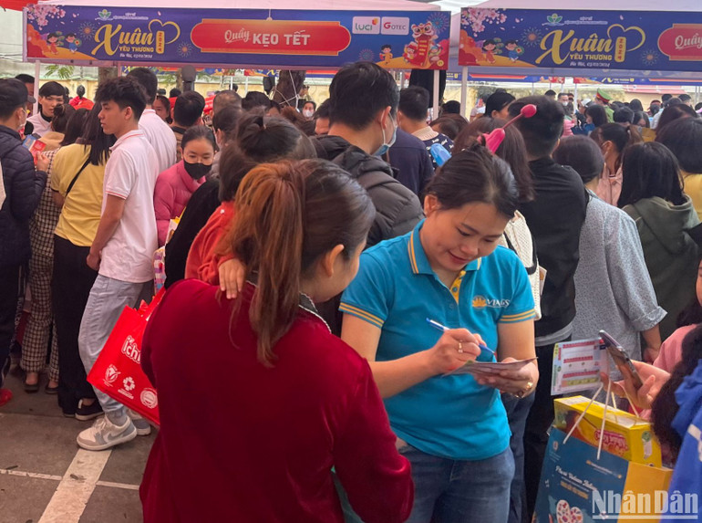 1.800 phần quà Tết được trao tới tay các bệnh nhi đang nằm viện điều trị dịp này.