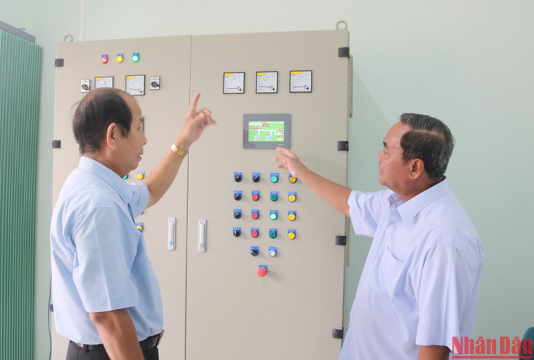 Trạm cấp nước xã Ngũ Lạc, huyện Duyên Hải được lắp đặt thiết bị vận hành điện hiện đại.