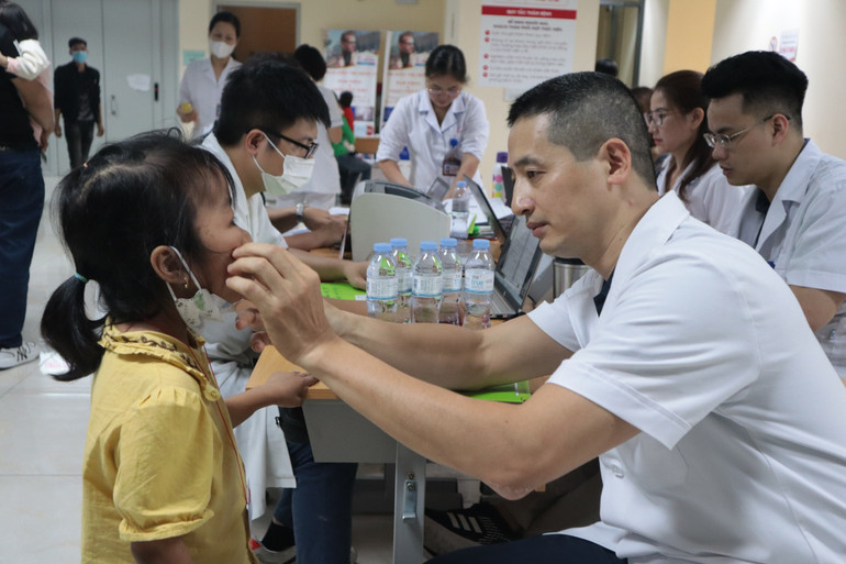 Tiến sĩ, bác sĩ Nguyễn Tấn Văn khám cho bệnh nhi.