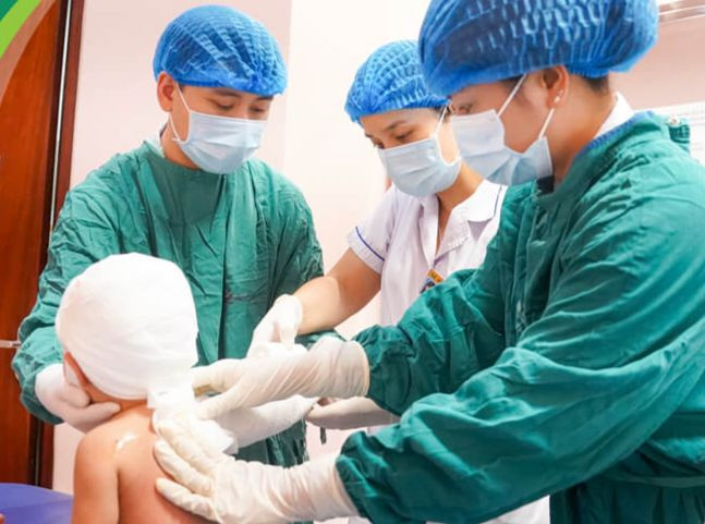 Trẻ được chăm sóc vết thương hàng ngày.