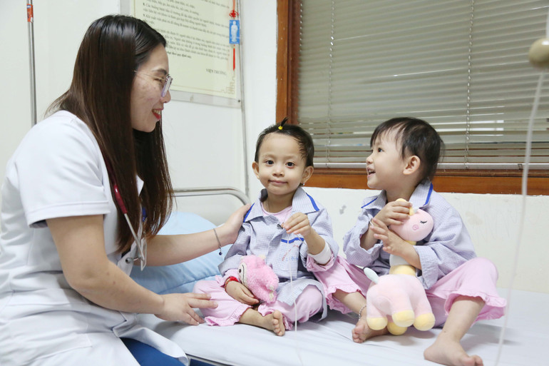 Thạc sĩ, bác sĩ Nguyễn Thị Nhung, Phó trưởng Khoa Ghép tế bào gốc, Viện Huyết học-Truyền máu Trung ương thăm hỏi các bệnh nhi.