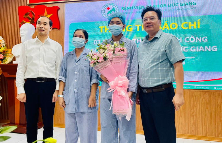 Lãnh đạo Sở Y tế Hà Nội và Bệnh viện đa khoa Đức Giang chúc mừng gia đình bệnh nhân P.T.H. Lãnh đạo Sở Y tế Hà Nội và Bệnh viện đa khoa Đức Giang chúc mừng gia đình bệnh nhân P.T.H.