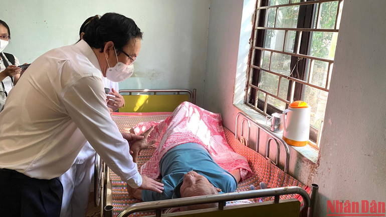 Đồng chí Nguyễn Văn Nên thăm hỏi cụ Nguyễn Văn Huynh, 89 tuổi được chăm sóc tại Trung tâm Dưỡng lão Thị Nghè.