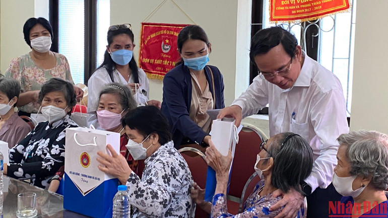 Đồng chí Nguyễn Văn Nên trao quà và thăm hỏi những người có công với cách mạng tại Trung tâm Dưỡng lão Thị Nghè.