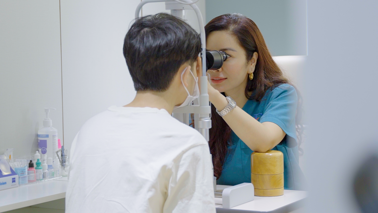 Việc “may đo” trong y tế, đặc biệt là điều trị các bệnh về mắt giúp cá nhân hóa quy trình điều trị và tối ưu hóa độ chính xác cho từng bệnh .