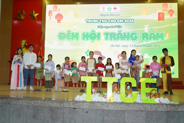 Nhiều nghệ sĩ tham gia chương trình hiến máu.