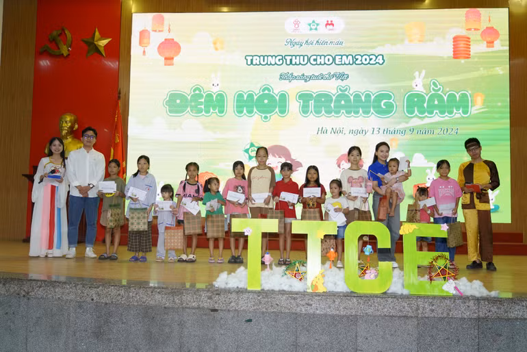 Nhiều nghệ sĩ tham gia chương trình hiến máu. Nhiều nghệ sĩ tham gia chương trình hiến máu.