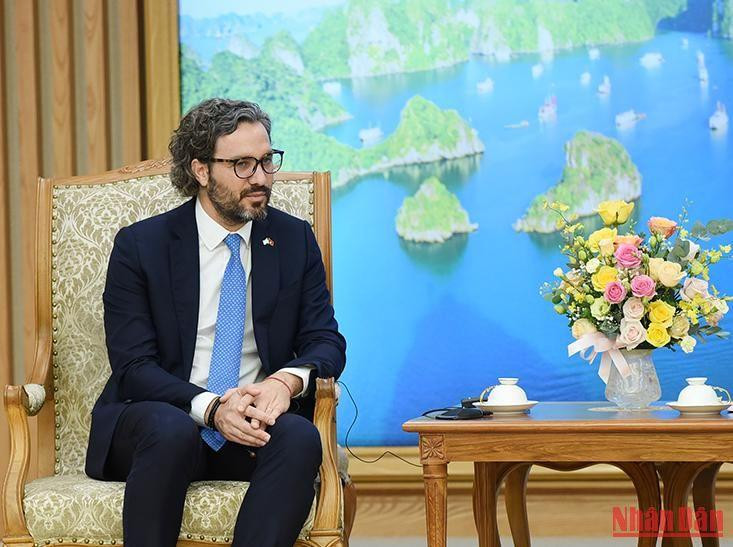 Bộ trưởng khẳng định Chính phủ Argentina hết sức coi trọng vai trò, vị thế ngày càng tăng của Việt Nam ở khu vực và quốc tế, mong muốn đưa quan hệ Đối tác toàn diện với Việt Nam lên một tầm cao mới.