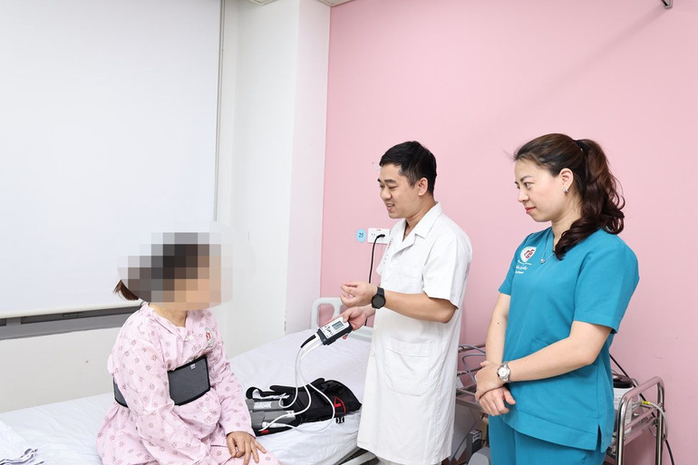 Bệnh nhân được khám lại sức khỏe sau phẫu thuật.