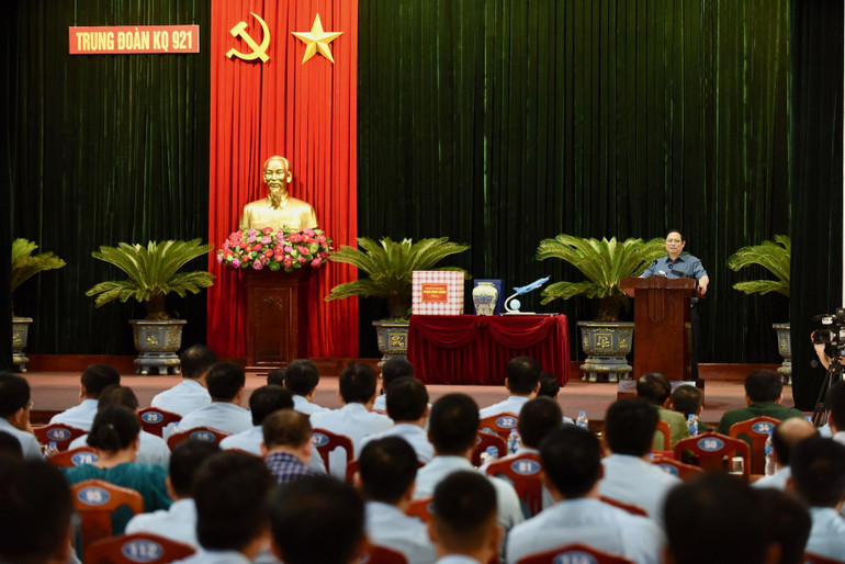 Thủ tướng rất vui mừng vì các thế hệ cán bộ, chiến sĩ Trung đoàn Không quân 921 đã phát huy truyền thống của dân tộc Việt Nam, Quân đội nhân dân Việt Nam anh hùng.