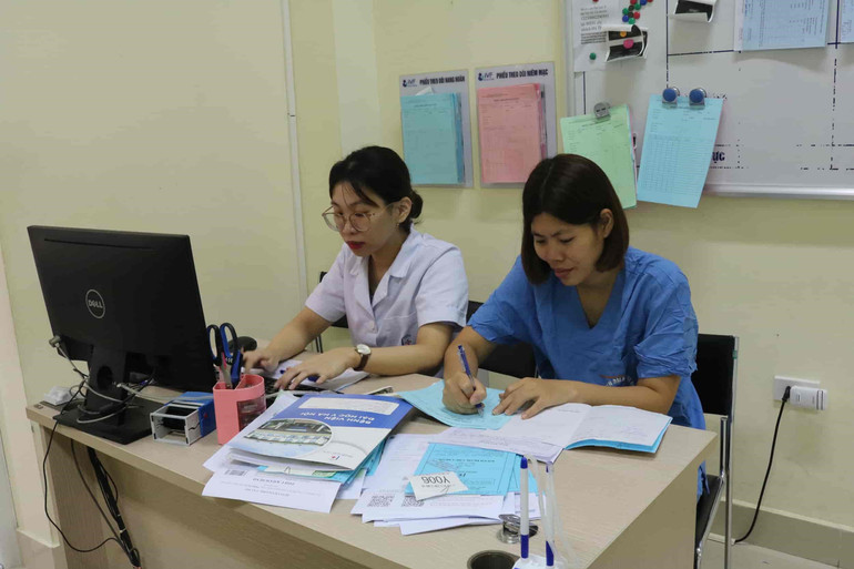 Thạc sĩ, bác sĩ nội trú Trịnh Thị Ngọc Yến, Trung tâm Hỗ trợ sinh sản và Công nghệ mô ghép - Bệnh viện Đại học Y Hà Nội (áo xanh).