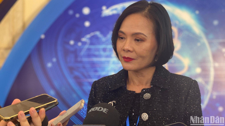 Giáo sư Nguyễn Thục Quyên chia sẻ về việc thu hút các bạn trẻ theo đuổi nghiên cứu khoa học.