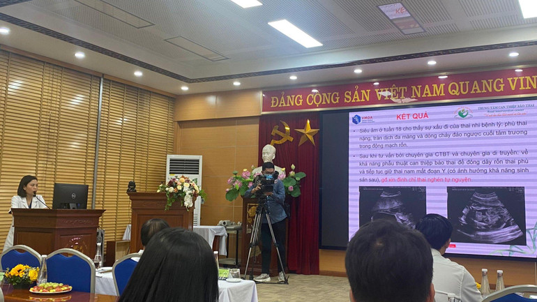 Tiến sĩ, bác sĩ Nguyễn Thị Sim (trái) thông tin về ca bệnh hy hữu.