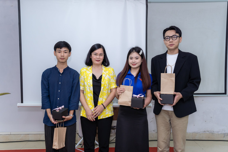 Tiến sĩ Đỗ Thị Thu Thủy trao quà cho các bạn sinh viên tham gia chơi trò chơi tìm hiểu kiến thức về sức khỏe nam sinh.