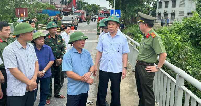 Phó Thủ tướng kiểm tra hiện trường cầu Phong Châu bị sập.