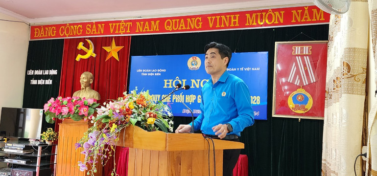 Đồng chí Tẩn Minh Long, Tỉnh ủy viên, Chủ tịch Liên đoàn Lao động tỉnh Điện Biên phát biểu tại lễ ký kết. Đồng chí Tẩn Minh Long, Tỉnh ủy viên, Chủ tịch Liên đoàn Lao động tỉnh Điện Biên phát biểu tại lễ ký kết.