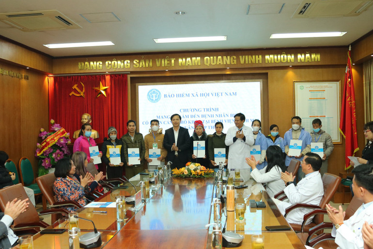 Lãnh đạo bệnh viện tặng quà cho người bệnh.