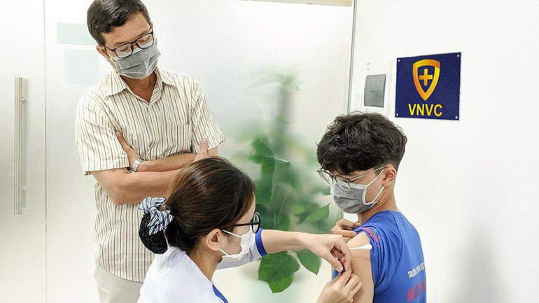 Chủ động tiêm vaccine sẽ giúp phòng tránh các bệnh hô hấp nguy hiểm đồng thời phòng ngừa biến chứng xa của Covid-19.